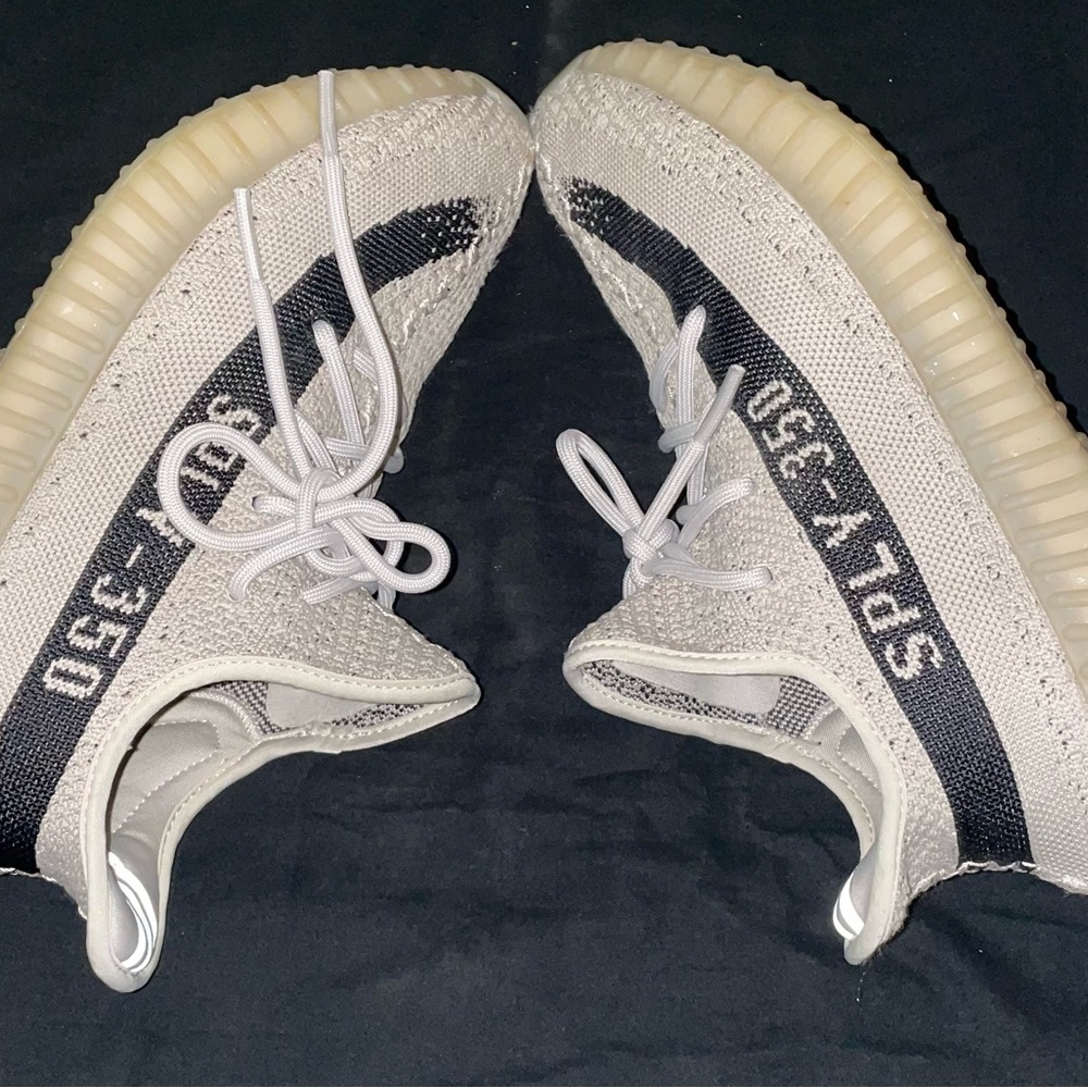 Adidas Yeezy Boost 350 V2 Size9 in good condition